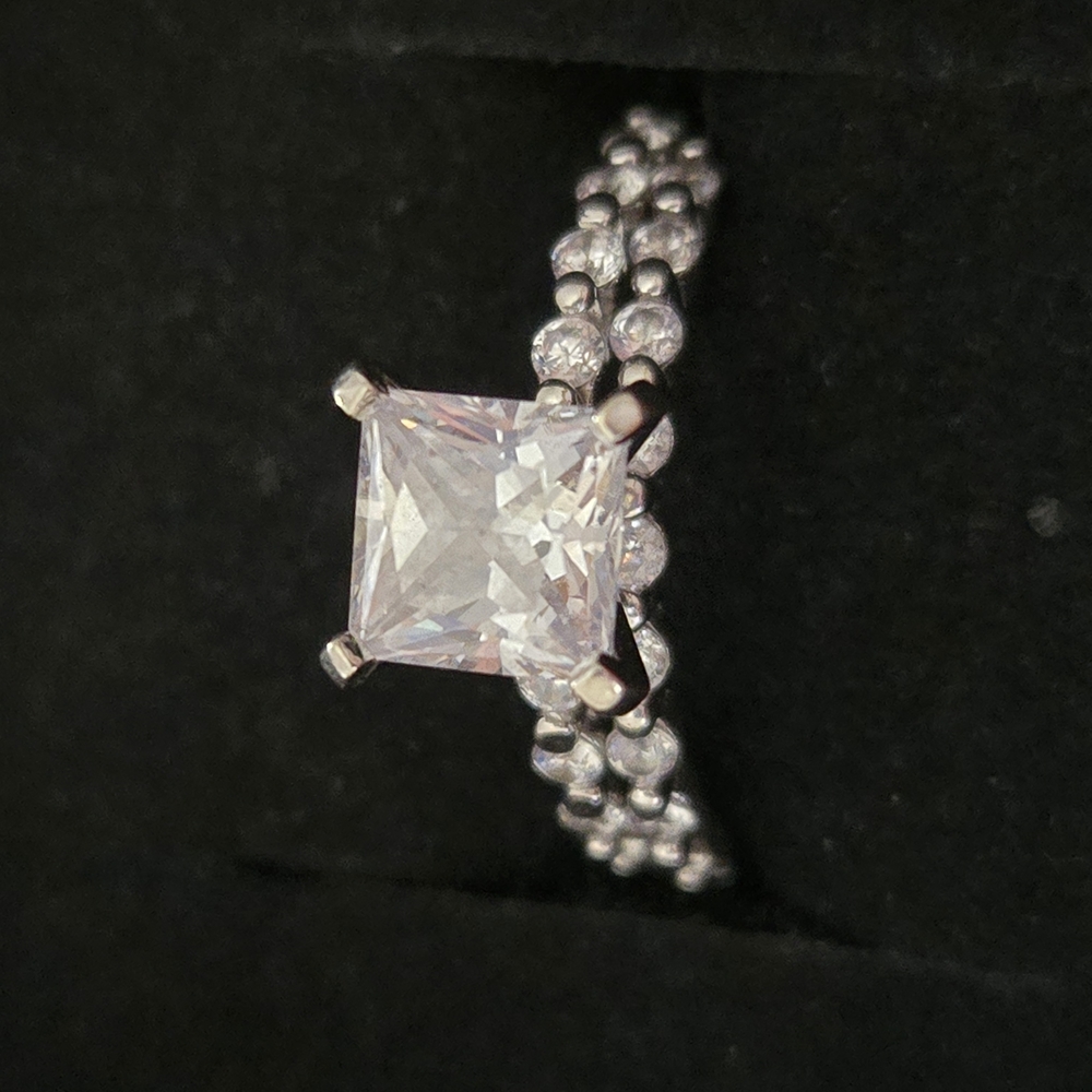 Elegant Silver and White Gemstone Ring